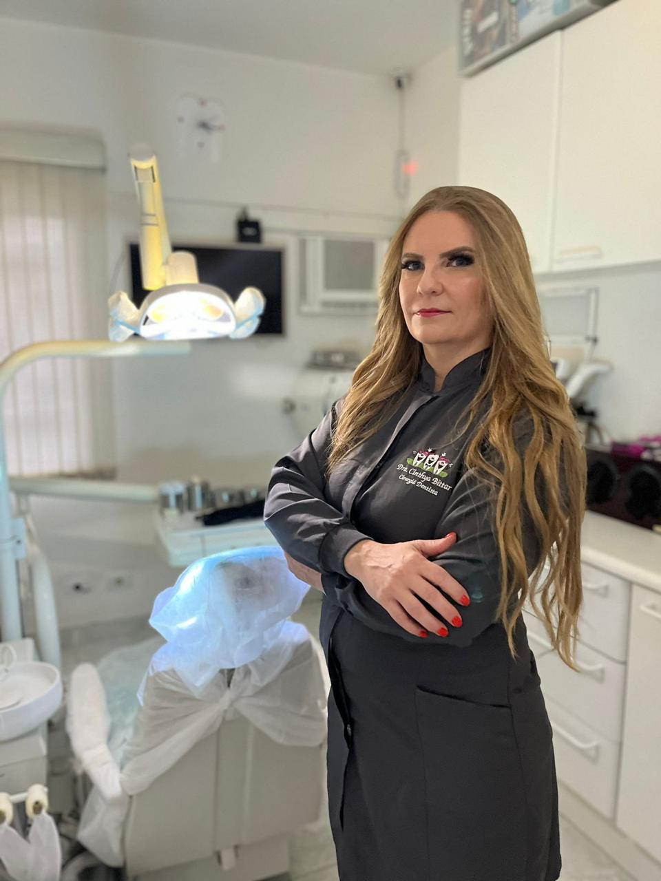 Dra. Cinthya Bittar, cirurgiã-dentista, em seu consultório no centro de São Paulo