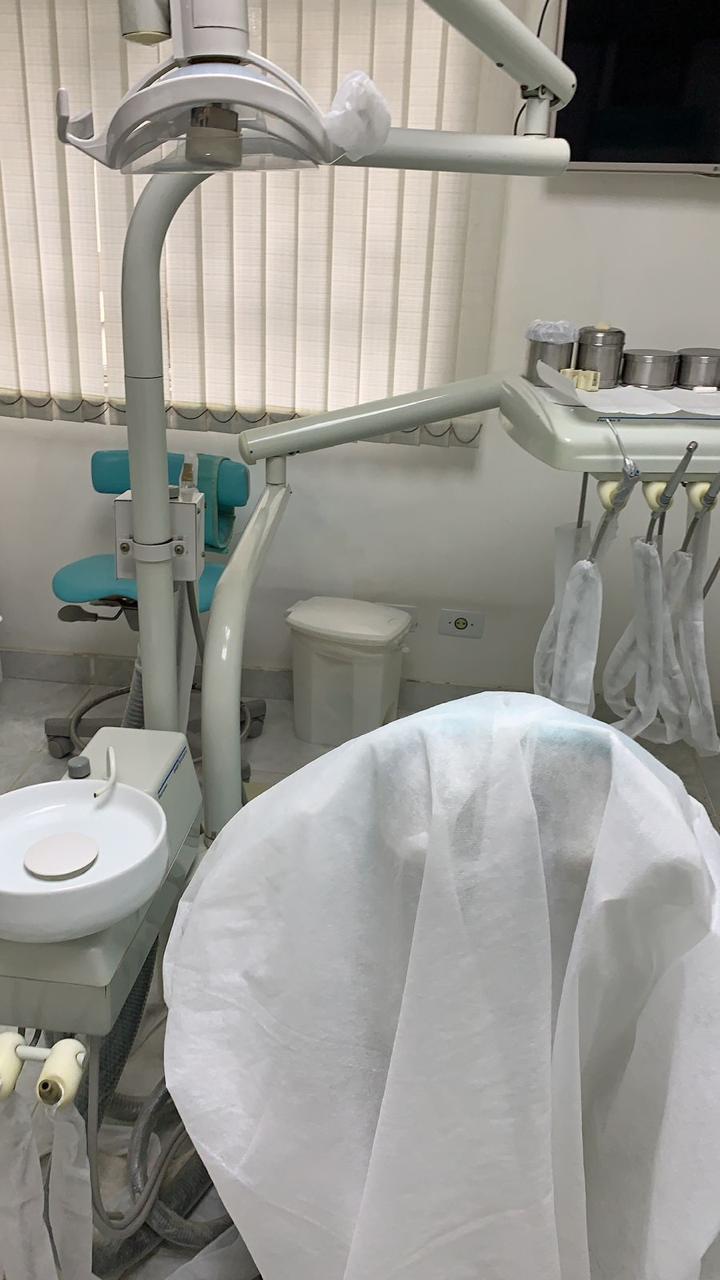 Sala clínica do consultório com cadeira odontológica preparada para atendimento